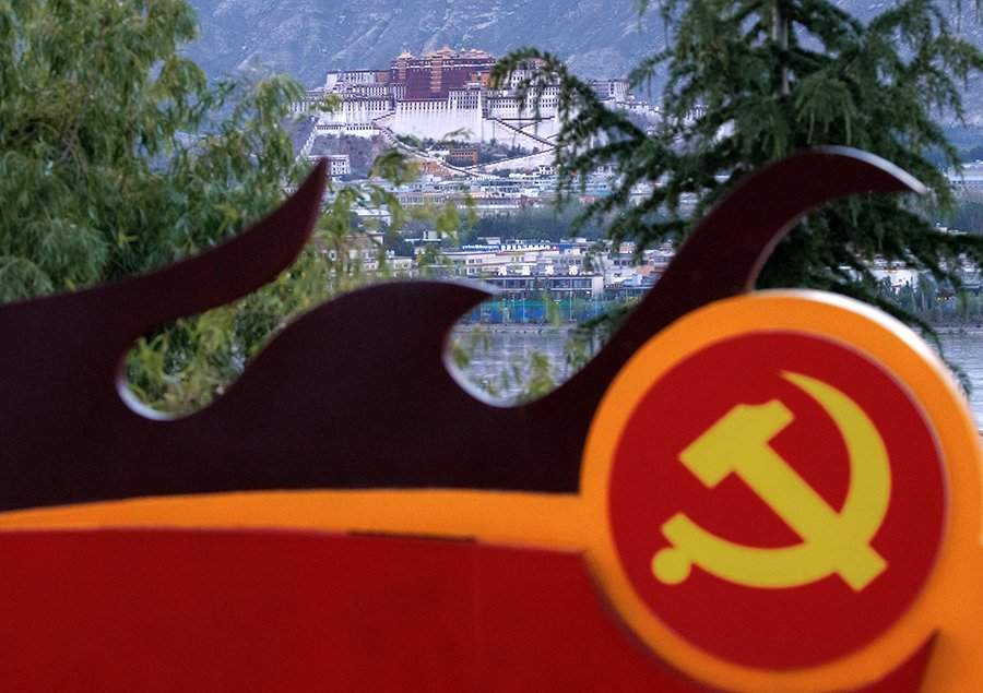 نمایی از کاخ مقدس پوتالا در کنار نمادهای حزب کمونیست چین